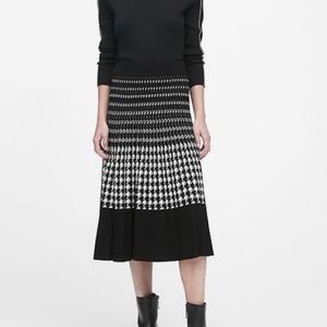 NWT Banana Republic | Houndstooth Pleated Knit Midi Skirt Sz: S petite
